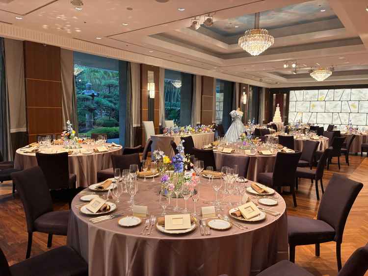 披露宴会場からも日本庭園が見えます