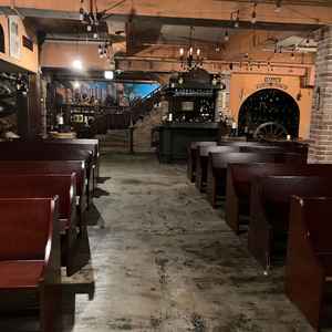 挙式会場のワインセラーの当日の新郎新婦からゲストを見た時の写真