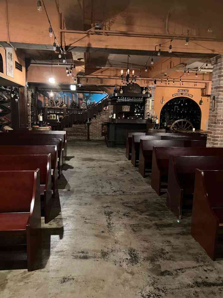 挙式会場のワインセラーの当日の新郎新婦からゲストを見た時の写真