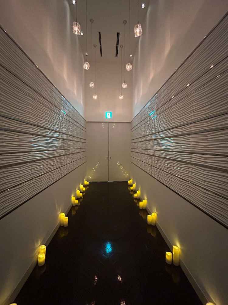 挙式場までの通路が、キャンドルロードになっていて。お腹の中にいるをイメージしたと言っていました。