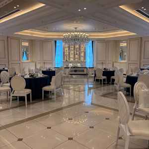 バンケット見学時の高砂を正面から見た時、スペースが広くドレスでも歩きやすく見えた。