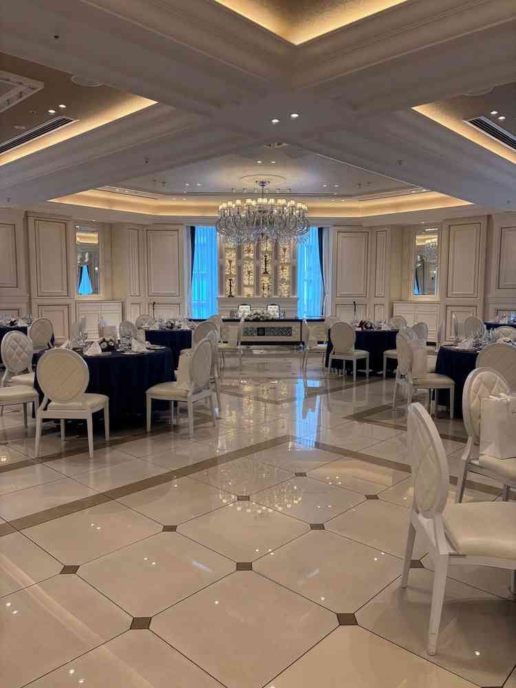 バンケット見学時の高砂を正面から見た時、スペースが広くドレスでも歩きやすく見えた。