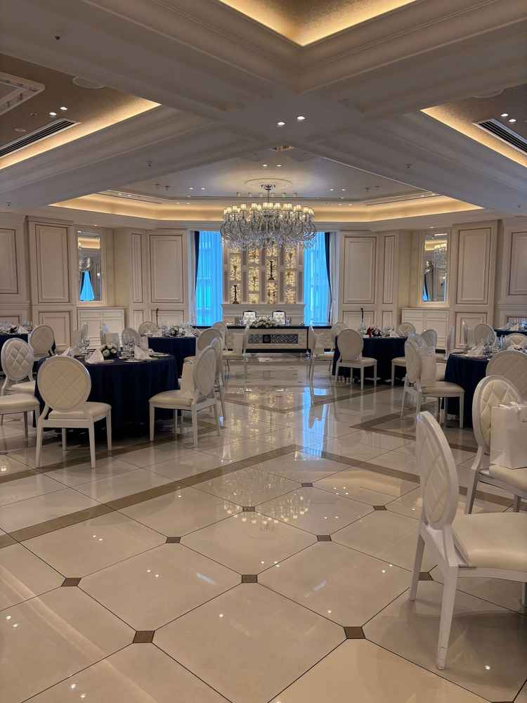 バンケット見学時の高砂を正面から見た時、スペースが広くドレスでも歩きやすく見えた。