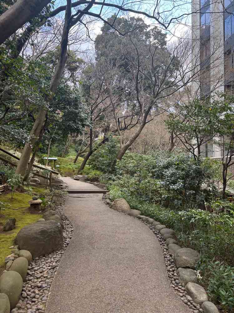 独立チャペルまでの小道。晴れていればゲストも歩くそうで、自然が感じられてとても良かった。