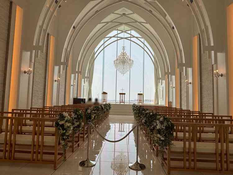 白を基調としたチャペルの写真