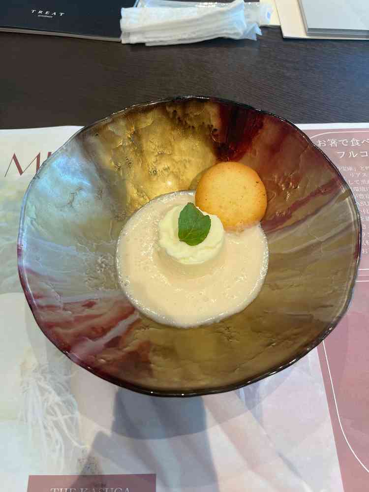 試食した桃のデザートの写真です。