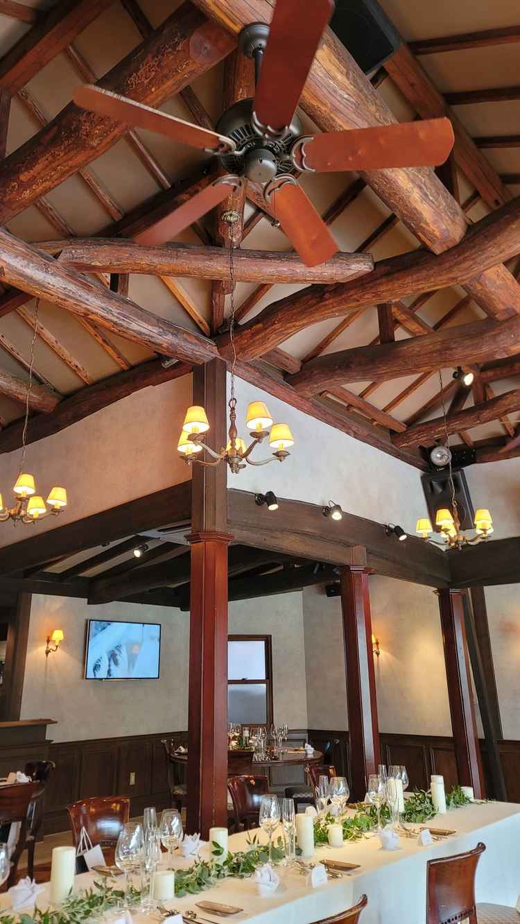 邸宅を改装したという披露宴会場は、天井もレトロな雰囲気がありました