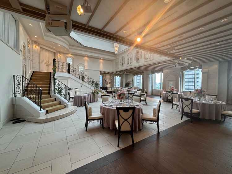 大階段がある披露宴会場で天井窓もありすごく素敵でしたが写真より狭い印象を受けました。