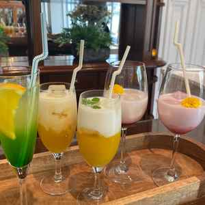 ノンアルコールのウェルカムドリンク。種類がたくさんあり、目でも楽しめる。