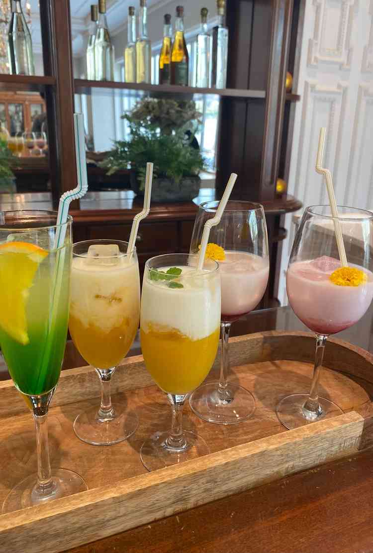 ノンアルコールのウェルカムドリンク。種類がたくさんあり、目でも楽しめる。