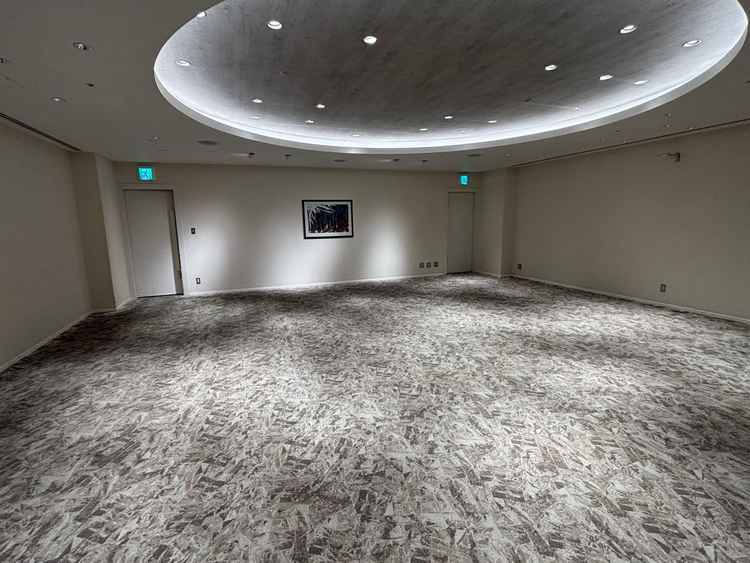 少人数向けの披露宴会場。白を基調にした雰囲気でした。