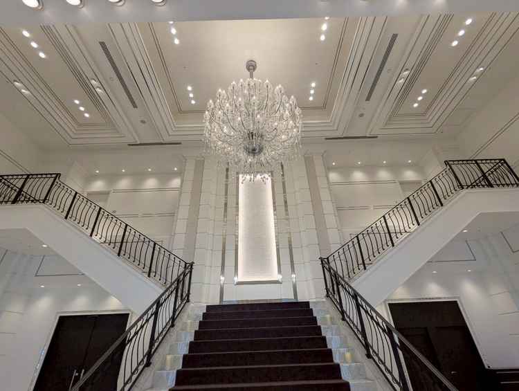 ニューヨーククリスタル入口　登場が華やかにできる