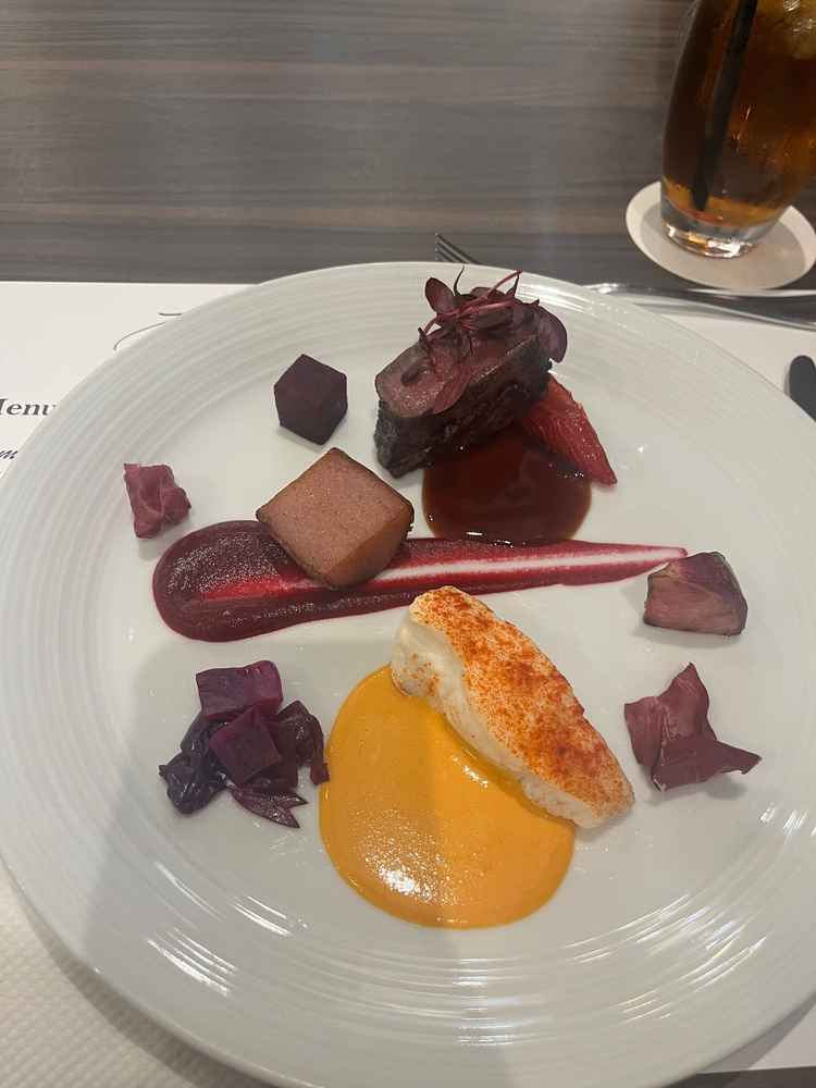 料理の味はイマイチで野菜もえぐみがあった