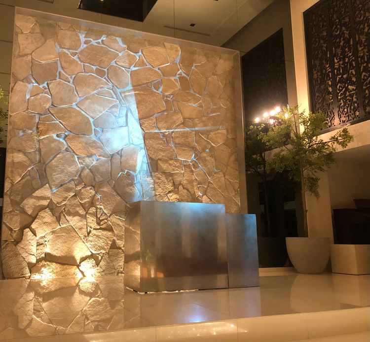 チャペルの石壁にプロジェクションマッピングが映し出され、神秘的で良い雰囲気でした。