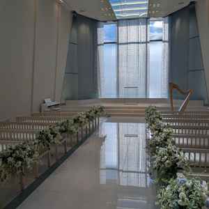 高級感、清潔感のあるチャペル。天井も高く、光が入り込む作りになっていました。