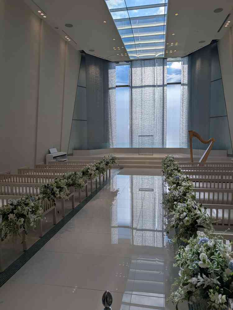 高級感、清潔感のあるチャペル。天井も高く、光が入り込む作りになっていました。