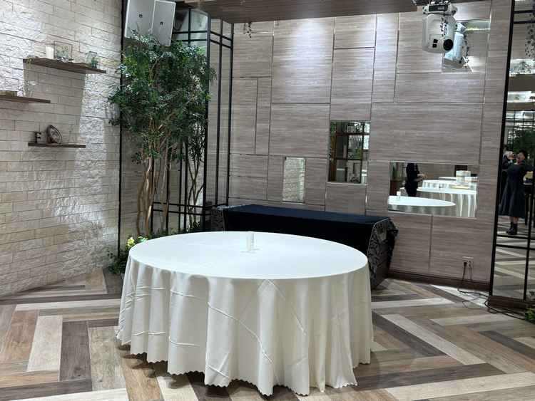 少人数での披露宴にも対応。4部屋あるうちのこの披露宴会場はウッド調で装飾や天井が可愛かった。