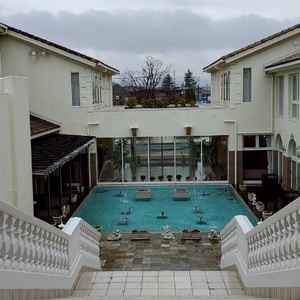 チャペルから中庭につながる階段とプールの写真。プールを使った演出もあり素敵だと思いました。