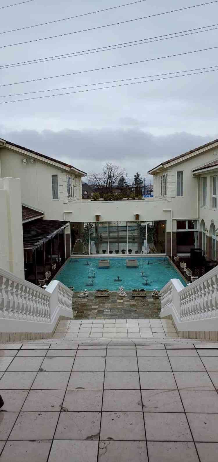 チャペルから中庭につながる階段とプールの写真。プールを使った演出もあり素敵だと思いました。