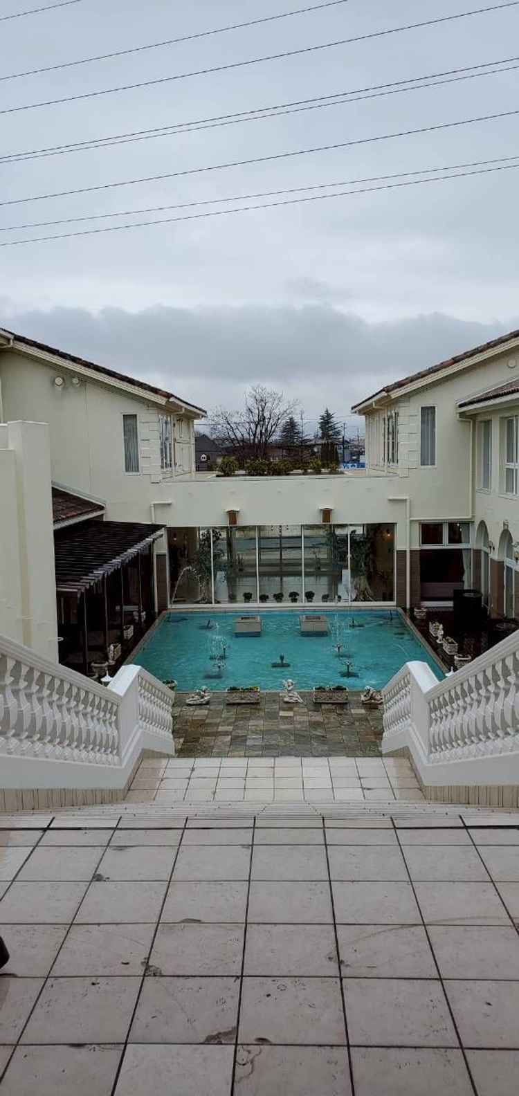 チャペルから中庭につながる階段とプールの写真。プールを使った演出もあり素敵だと思いました。