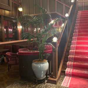 ブラウンと赤で統一されていておしゃれ。歴史を感じる建物が他の式場にはない雰囲気を出していた。