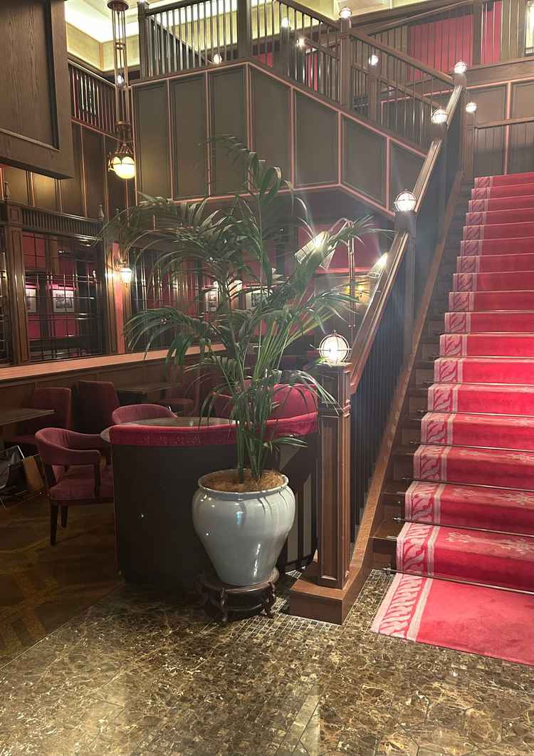 ブラウンと赤で統一されていておしゃれ。歴史を感じる建物が他の式場にはない雰囲気を出していた。