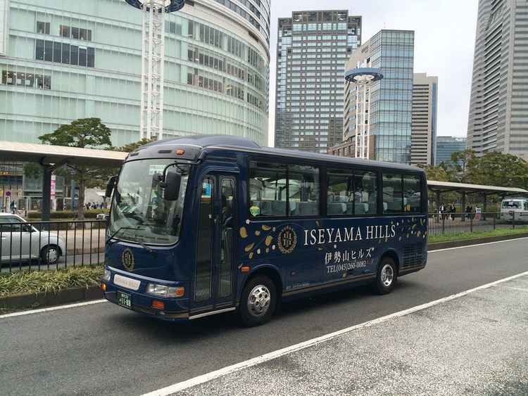 街中で見つけました！シャトルバスがあれば高齢の方も安心だなと思います