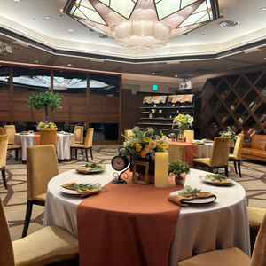 披露宴会場、本があり、奥はパンビュッフェコーナーで当日のイメージがしやすかったです。