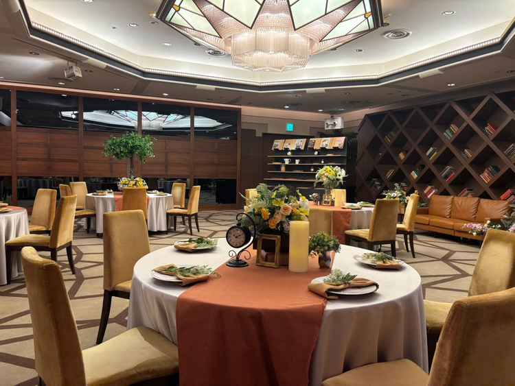 披露宴会場、本があり、奥はパンビュッフェコーナーで当日のイメージがしやすかったです。