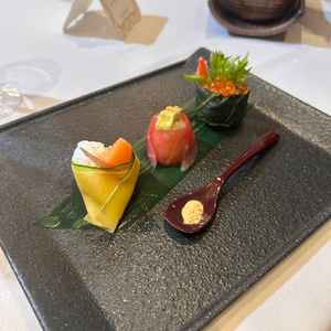 コースの手毬寿司が可愛らしく、見栄えした