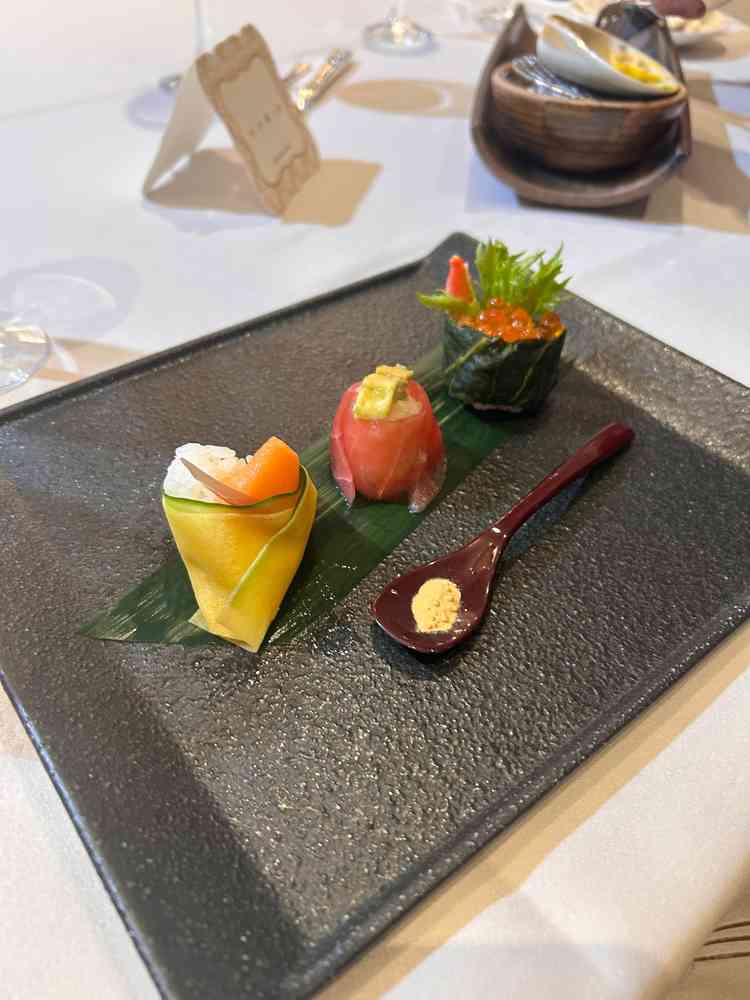 コースの手毬寿司が可愛らしく、見栄えした