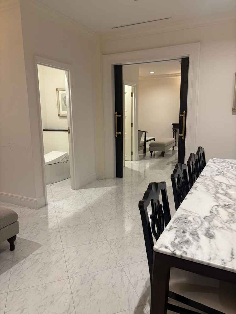 両家の待合スペース、仕切りがあり、トイレも各部屋に設置しているため、安心できる