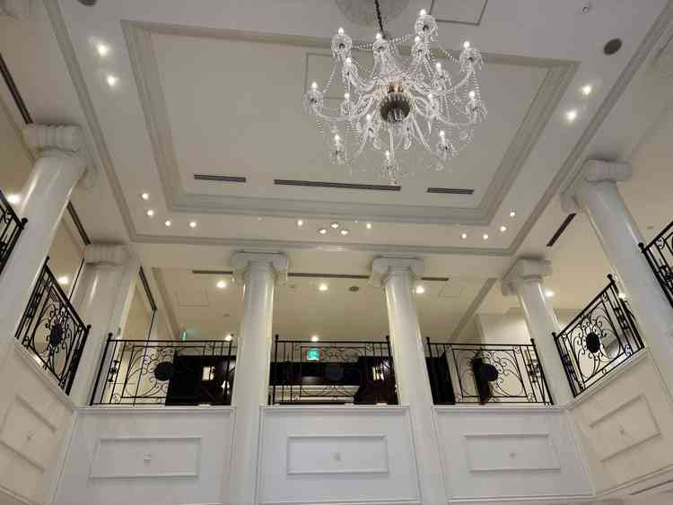 ゲスト目線で入ると入口直ぐに大きなシャンデリアと高い天井があります。綺麗でした！