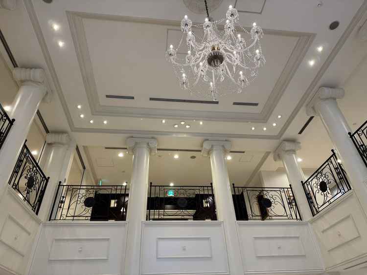 ゲスト目線で入ると入口直ぐに大きなシャンデリアと高い天井があります。綺麗でした！