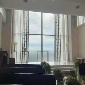 チャペルは、まるで天空にいるような明るく開放的な雰囲気が印象的でした。座席が斜めに配置されていた。