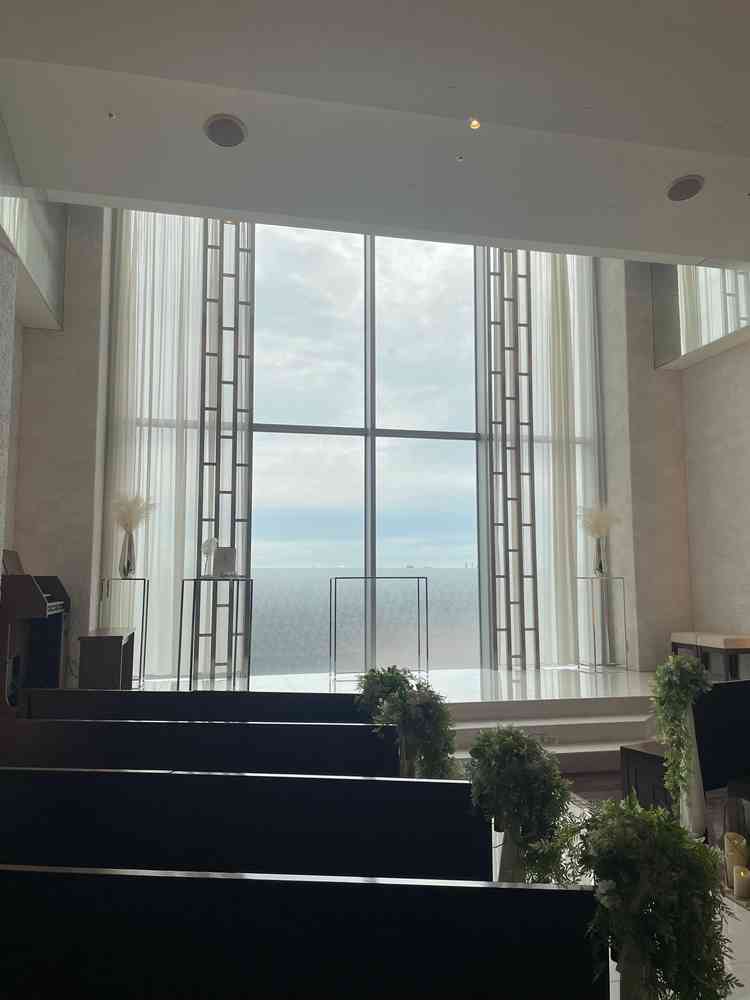 チャペルは、まるで天空にいるような明るく開放的な雰囲気が印象的でした。座席が斜めに配置されていた。