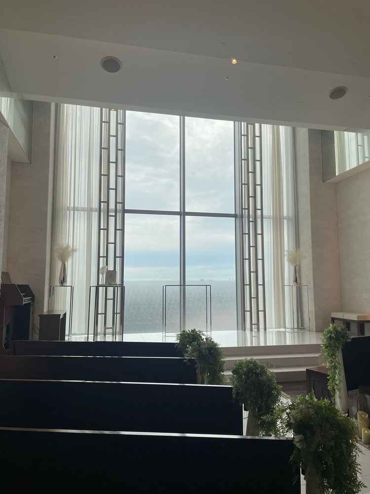 チャペルは、まるで天空にいるような明るく開放的な雰囲気が印象的でした。座席が斜めに配置されていた。