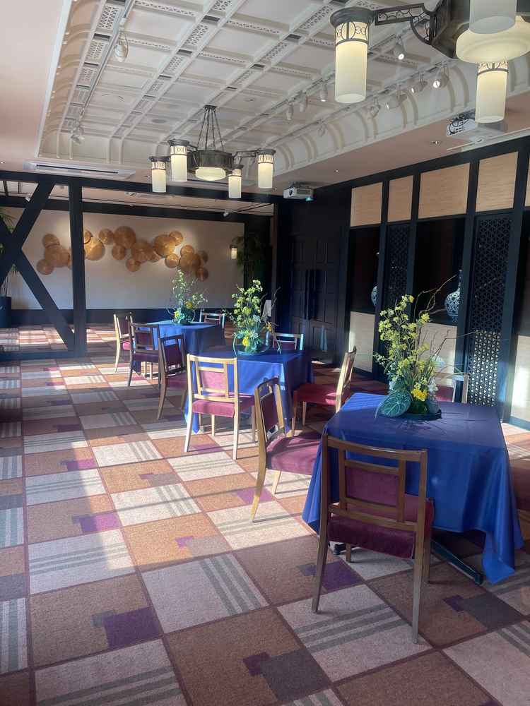 披露宴会場の様子です。特注のシャンデリアが柔らかな光を放っています。