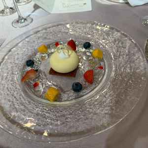 試食会でいただいたデザート写真。とても美しく、見た目からも楽しめる一品でした。