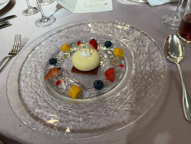 試食会でいただいたデザート写真。とても美しく、見た目からも楽しめる一品でした。