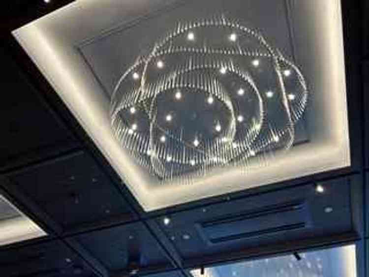 披露宴会場の大きなシャンデリア