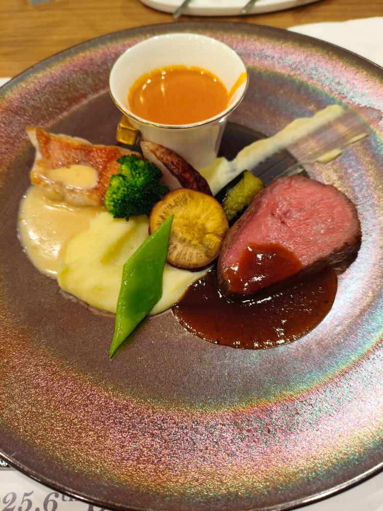 お肉が分厚いのにとても柔らかかったです。