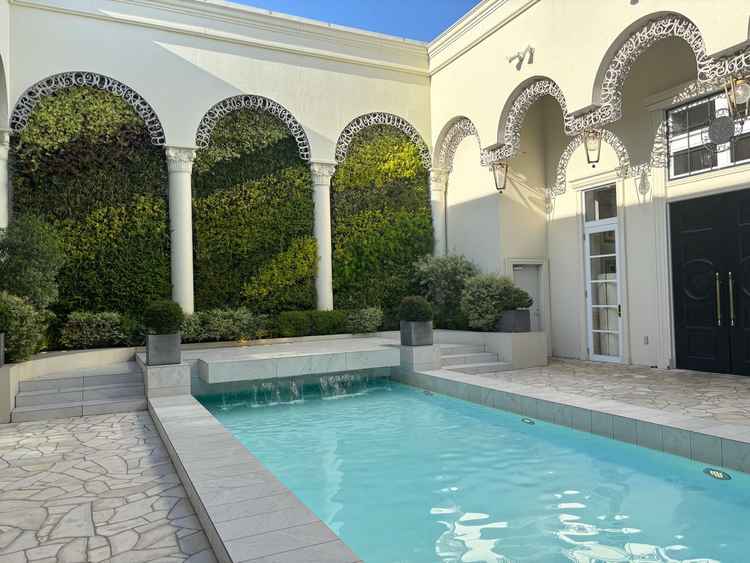 入り口すぐにあるプールがとても良かったです。