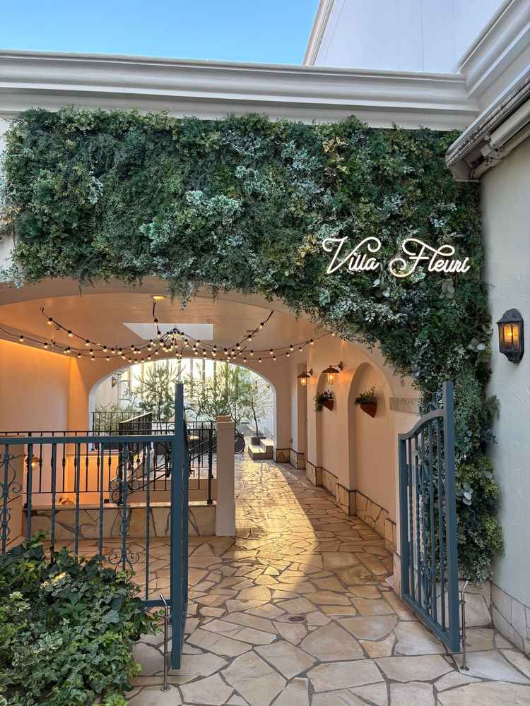 チャペルから披露宴会場への道。綺麗な街並みを歩き非日常感の演出。