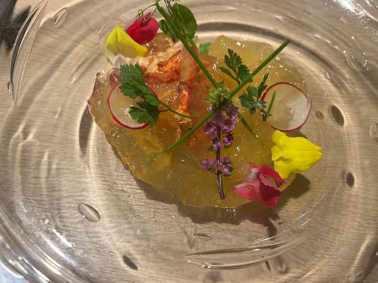 オマール海老とホタテの冷製オードブルです。見た目が華やかでした。味は普通でした。