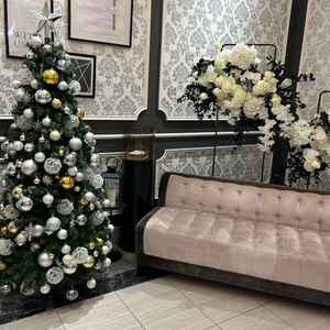 披露宴会場に入る手前の空間。11月はクリスマスの装飾でした。