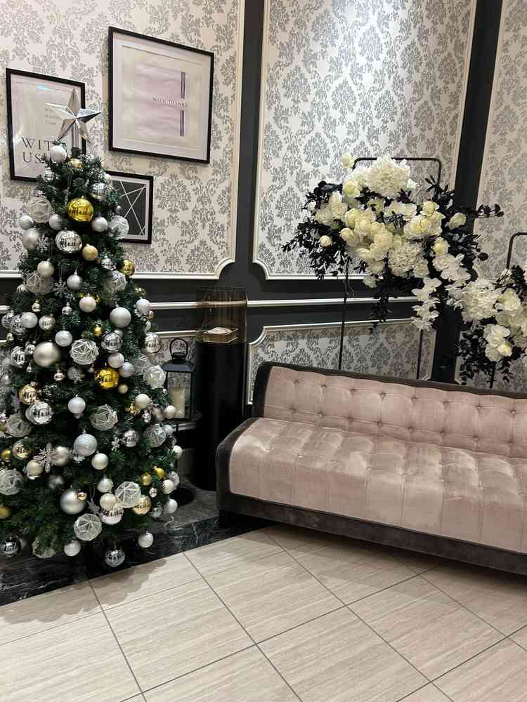 披露宴会場に入る手前の空間。11月はクリスマスの装飾でした。