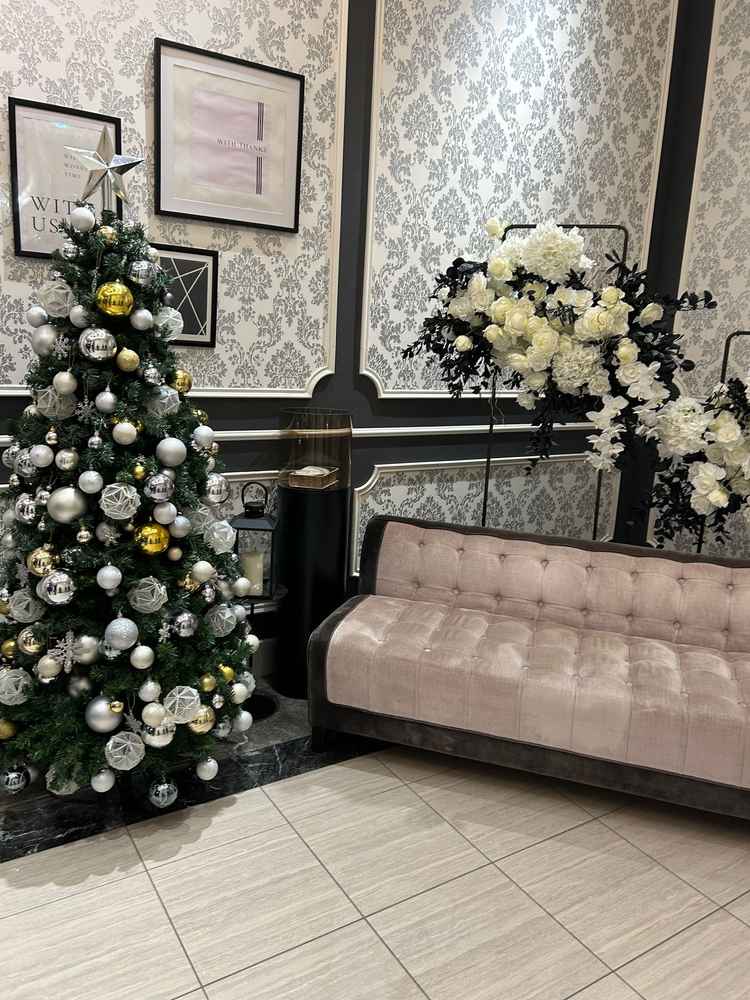 披露宴会場に入る手前の空間。11月はクリスマスの装飾でした。