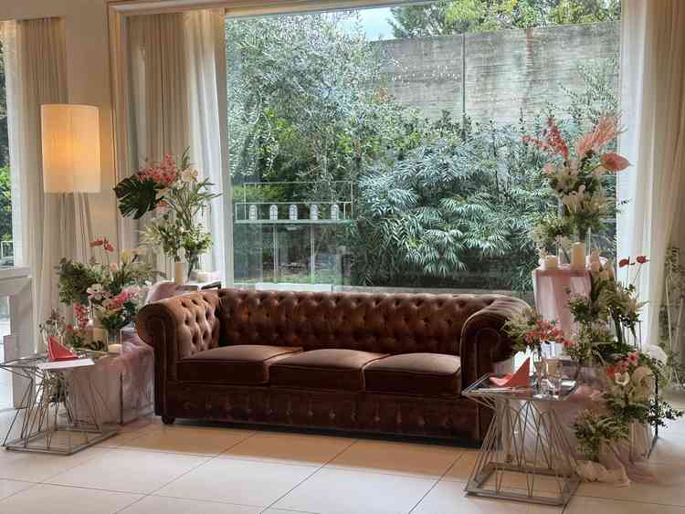 披露宴会場です。ソファ席の装飾が素敵でした。