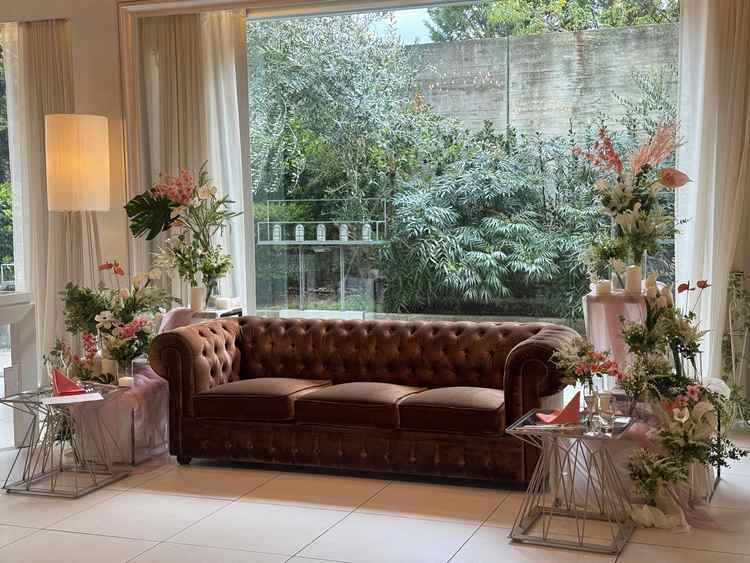 披露宴会場です。ソファ席の装飾が素敵でした。